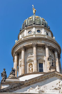 Fransiz Kilisesi dış Gendarmenmarkt meydanında, Berlin, Almanya.