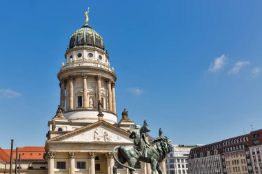 Fransiz Kilisesi üzerinde Gendarmenmarkt Berlin, Almanya.