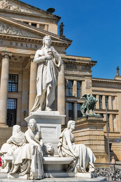 Statue de poète Schiller devant le Konzerthaus. Berlin — Photo