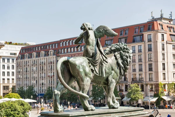 Bronze lion in front of the Berlin concert hall, Germany. — Stock Photo, Image