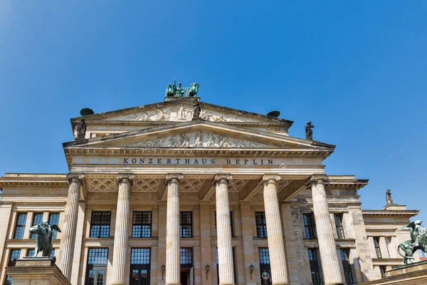 Konzerthaus en la plaza Gendarmenmarkt en el centro de Berlín, Alemania — Foto de Stock