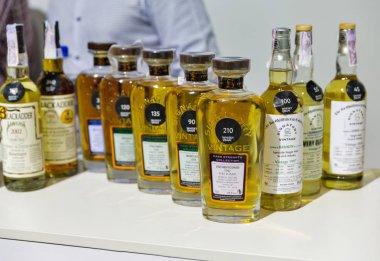 Kiev, Ukrayna - 20 Ekim 2018: Üst üste standında 4 Ukraynalı viski Dramı Festivali'nin sanatsal Arsenal iyi şarap şirketi tarafından bağımsız bottler imzalayan viski şişeler.