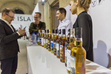 Kiev, Ukrayna - 20 Ekim 2018: Maltbarn bağımsız içecektir tek malt viski 4 Ukraynalı viski Dramı Festivali'nin sanatsal Arsenal iyi şarap şirketi tarafından standında.