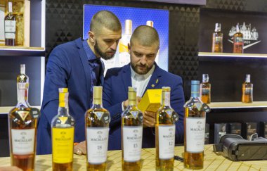 Kiev, Ukrayna - 20 Ekim 2018: Armağan Macallan İskoç sanatsal Arsenal iyi şarap şirketi tarafından tek malt viski standında 4 Ukraynalı viski Dramı Festivali düzenlenen çalışma.