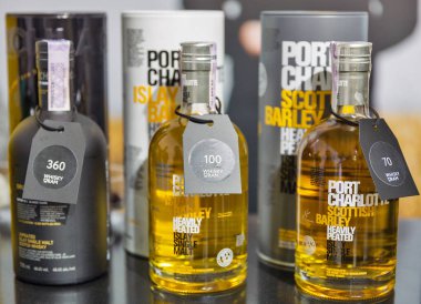 Kiev, Ukrayna - 20 Ekim 2018: Bruichladdich tek malt viski şişeleri closeup 4 Ukraynalı viski Dramı Festivali düzenlenen İskoç sanatsal Arsenal iyi şarap şirketi tarafından.