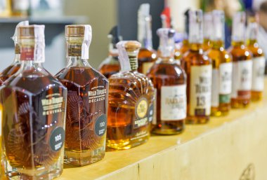 Kiev, Ukrayna - 20 Ekim 2018: Wild Turkey bourbon viski şişeleri closeup üst üste 4 Ukraynalı viski Dramı sanatsal Arsenal iyi şarap şirketi tarafından düzenlenen festival.