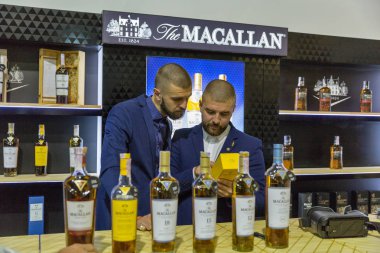 Kiev, Ukrayna - 20 Ekim 2018: Armağan Macallan İskoç sanatsal Arsenal iyi şarap şirketi tarafından tek malt viski standında 4 Ukraynalı viski Dramı Festivali düzenlenen çalışma.