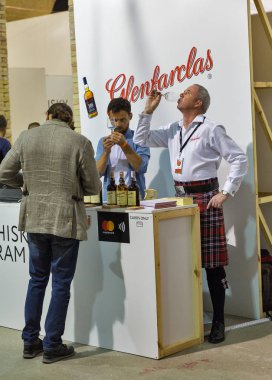 Kiev, Ukrayna - 20 Ekim 2018: Ian Mcwilliam Glenfarclas İskoç sanatsal Arsenal iyi şarap şirketi tarafından tek malt viski standında 4 Ukraynalı viski Dramı Festivali organize çalışıyor.