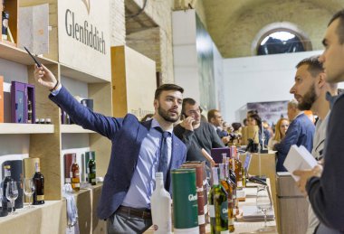Kiev, Ukrayna - 20 Ekim 2018: Armağan Glenfiddich İskoç sanatsal Arsenal iyi şarap şirketi tarafından tek malt viski standında 4 Ukraynalı viski Dramı Festivali düzenlenen çalışma.