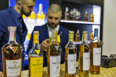 Kiev, Ukrayna - 20 Ekim 2018: Armağan Macallan İskoç sanatsal Arsenal iyi şarap şirketi tarafından tek malt viski standında 4 Ukraynalı viski Dramı Festivali düzenlenen çalışma.
