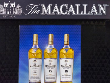 Kiev, Ukrayna - 20 Ekim 2018: Macallan tek malt viski booth closeup 4 Ukraynalı viski Dramı Festivali düzenlenen İskoç sanatsal Arsenal iyi şarap şirketi tarafından.