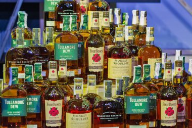 Kiev, Ukrayna - 20 Ekim 2018: Farklı karışık malt ve bourbon viski şişe bir barda 4 Ukraynalı viski Dramı Festivali sanatsal Arsenal iyi şarap şirketi tarafından.