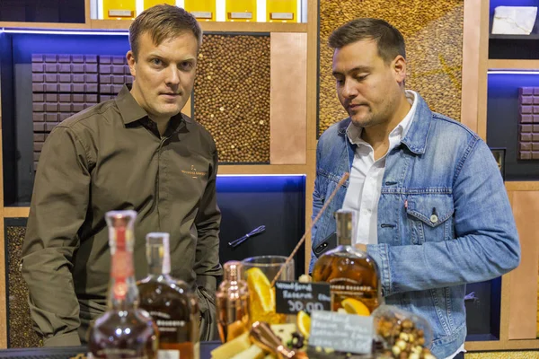 Kiev Ukraine Octobre 2018 Des Présentateurs Travaillent Kiosque Whisky Bourbon — Photo