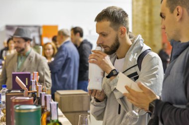 Kiev, Ukrayna - 20 Ekim 2018: İnsanlar tadı viski Glenfiddich İskoç sanatsal Arsenal iyi şarap şirketi tarafından tek malt viski standında 4 Ukraynalı viski Dramı Festivali düzenlenen.