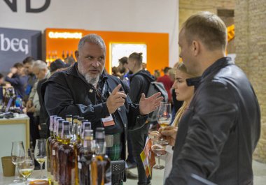 Kiev, Ukrayna - 20 Ekim 2018: Kenny Macdonald Glengoyne İskoç tek malt viski standında 4 Ukraynalı viski Dramı Festivali sanatsal Arsenal iyi şarap şirketi tarafından ziyaretçi ağırlıyor.