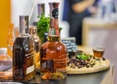 Kiev, Ukrayna - 20 Ekim 2018: Woodford bourbon viski şişeleri closeup 4 Ukraynalı viski Dramı sanatsal Arsenal iyi şarap şirketi tarafından düzenlenen festival.