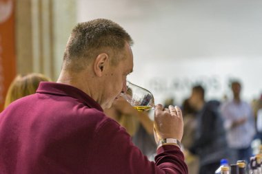 Kiev, Ukrayna - 20 Ekim 2018: Tanınmayan orta yaşlı adam tadı viski 4 Ukraynalı viski Dramı sanatsal Arsenal iyi şarap şirketi tarafından düzenlenen festival.