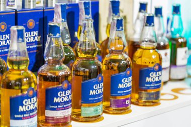 Kiev, Ukrayna - 20 Ekim 2018: Glen Moray İskoç speyside tek malt viski standında 4 Ukraynalı viski Dramı sanatsal Arsenal iyi şarap şirketi tarafından düzenlenen Festivali.