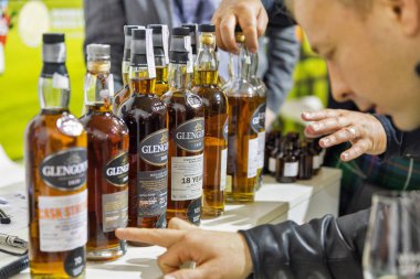 Kiev, Ukrayna - 20 Ekim 2018: Glengoyne viski yayla tek malt viski standında 4 Ukraynalı viski Dramı Festivali organize insanlar ziyaret sanatsal Arsenal iyi şarap şirketi tarafından.