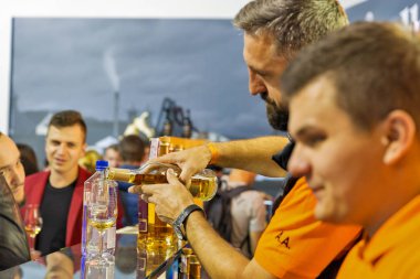Kiev, Ukrayna - 20 Ekim 2018: Geçenkinden viski yayla tek malt viski standında 4 Ukraynalı viski Dramı Festivali organize insanlar ziyaret sanatsal Arsenal iyi şarap şirketi tarafından.