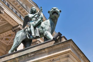 Bronz aslan heykeli Gendarmenmarkt meydanında, Almanya Berlin konser salonu veya Konzerthaus önünde. Alt görünümü.