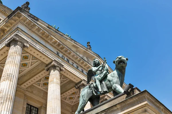 Statua Del Leone Bronzo Fronte Alla Sala Concerti Berlino Konzerthaus — Foto Stock