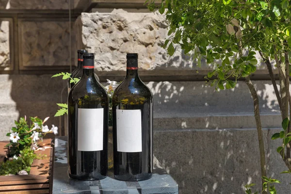 Wine Bottles Outdoor Sunny Summer Day City — Stock Photo, Image