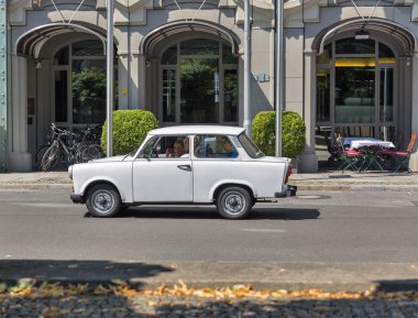 Berlin, Almanya - Temmuz 14,2018: tipik Alman aile rides Trabant arabada Gendarmenmarkt üzerinde kare. 1957-1990 yılında eski Doğu Alman otomobil üreticisi Veb tarafından üretilen bir otomobil olduğunu.