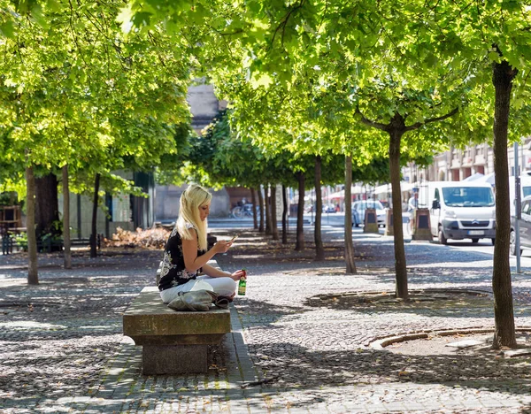 Berlín Německo Červenec 2018 Neznámá Mladá Žena Sedící Kamenné Lavičce — Stock fotografie