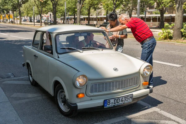 Berlim Alemanha Julho 2018 Pessoas Participam Comício Dos Carros Retro — Fotografia de Stock
