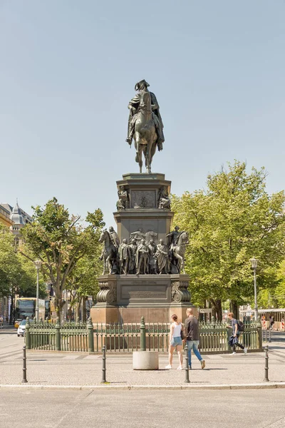 Berlín Alemania Julio 2018 Gente Camina Frente Estatua Ecuestre Federico —  Fotos de Stock