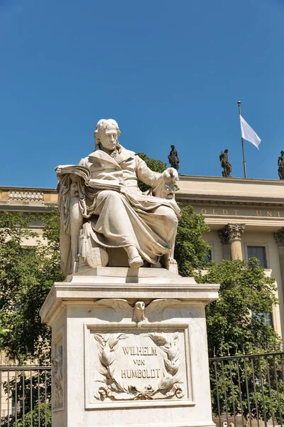 Wilhelm Von Humboldt Staty Närbild Solig Dag Framför Humboldt Universitetet — Stockfoto