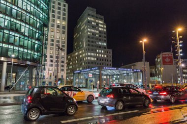 Berlin, Almanya - 13 Kasım 2018: Potsdamer Platz şehir gece trafik. Bir ana kamu kare ve trafik kavşak üzerinde tren istasyonu girişi.