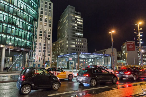 ベルリン ドイツ 2018 ポツダム広場の都市の夜のトラフィック 主な公共広場とトラフィックの交差点の つの鉄道駅への入り口 — ストック写真