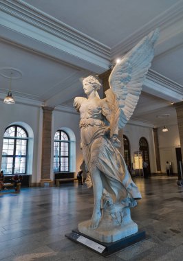 Berlin, Almanya - 14 Temmuz 2018: Heykel Victoria kubbeli odanın 1885 yılında Alman Tarih Müzesi tarafından F. Schaper, dan. 18. yüzyılın başından itibaren eski Prusya Arsenal buradaydı.