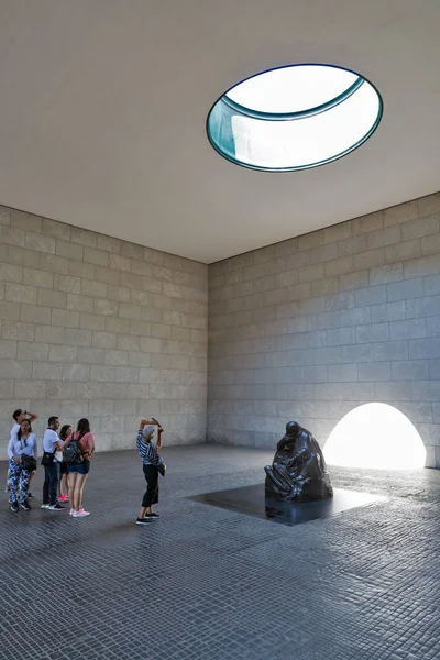 Berlín Alemania Julio 2018 Gente Visita Escultura Madre Con Hijo —  Fotos de Stock