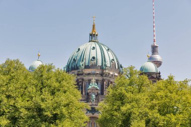 Evanjelist neo-Rönesans Katedrali'nde Berliner Dom Müze Adası üzerinde güneşli gün, Berlin, Almanya. TV Kulesi içinde belgili tanımlık geçmiş.