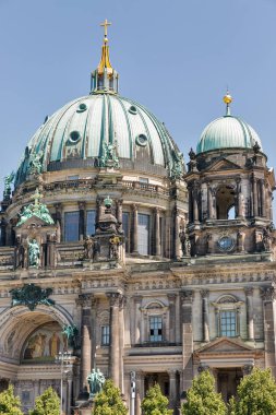 Evanjelist neo-Rönesans Katedrali'nde Berliner Dom Müze Adası üzerinde güneşli gün, Berlin, Almanya.