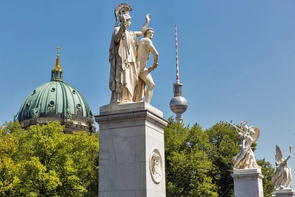Дворцовый Мост Скульптура Шлоссбрука Крупным Планом Берлине Германия Афина Ведёт — стоковое фото