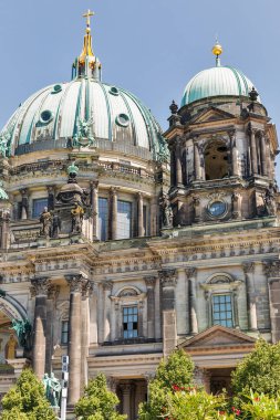 Evanjelist neo-Rönesans Katedrali'nde Berliner Dom Müze Adası üzerinde güneşli gün, Berlin, Almanya.