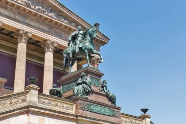 Atlı heykeli Kral Friedrich Wilhelm önünde eski Ulusal Galerisi, Berlin, Almanya.