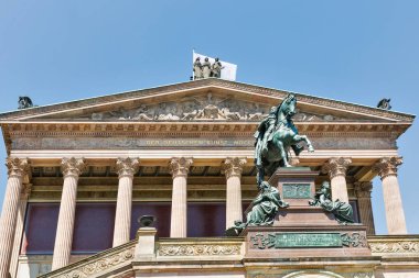 Atlı heykeli Kral Friedrich Wilhelm önünde eski Ulusal Galerisi, Berlin, Almanya.