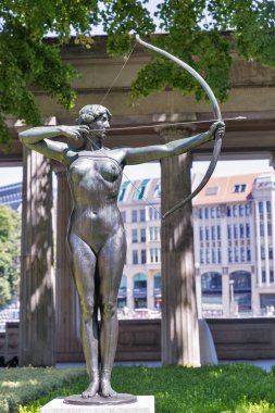 Ferdinand Lepcke Alte Nationalgalerie veya eski Ulusal Galerisi, Berlin, Almanya yakınlarında Bogenspannerin veya yay gergi heykelini.