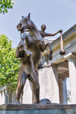 Berlin, Almanya - 14 Temmuz 2018: Anıt heykel Atelier Van Lieshout yakınındaki eski ulusal Galeri'nin tarafından. Bu Genel Sanat Müzesi adada önümüzdeki iki yıl için gösterilen.