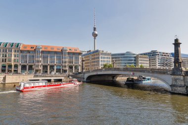 Berlin, Almanya - 14 Temmuz 2018: Berlin siluetinin televizyon kulesi, Friedrichs köprü ve Spree Nehri üzerinde gemi ile. Sermaye ve alanı ve nüfus Alman en büyük şehri Berlin'dir.