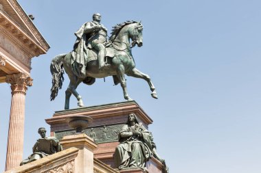 Atlı heykeli kralı Frederick William önünde eski Ulusal Galerisi, Berlin, Almanya.