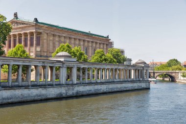 Dorik sütunlar Colonnade önünde eski National Gallery Müze Adası, Berlin, Almanya.
