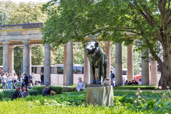 德国柏林 2018年7月14日 人们参观老国家美术馆博物馆的花园与狮子雕像由 高卢在博物馆岛 — 图库照片