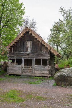 Geleneksel eski Ukraynalı kırsal ahşap ev saman üçgen çatılı