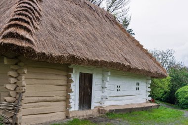Geleneksel eski Ukraynalı kırsal ahşap ev saman üçgen çatılı